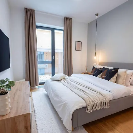 Cozy Forrest-side 2br Walking Distance From Old Town - Free Parking & Patio * Braşov