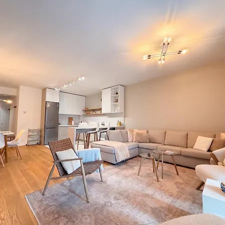 Cozy Forrest-side 2br Walking Distance From Old Town - Free Parking & Patio