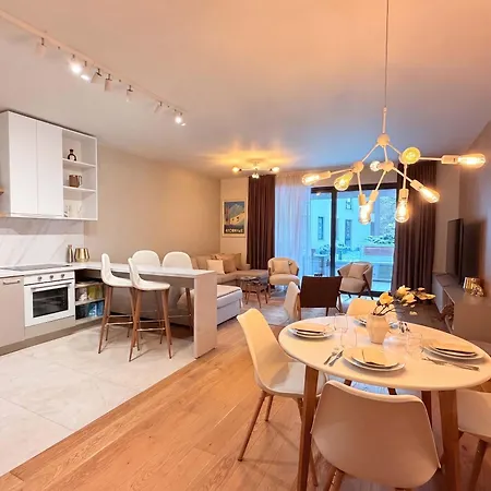Cozy Forrest-side 2br Walking Distance From Old Town - Free Parking & Patio *