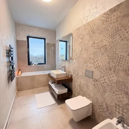 Appartamento Cozy Forrest-side 2br Walking Distance From Old Town - Free Parking & Patio *