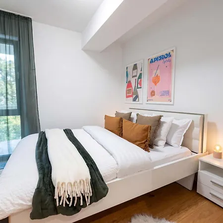 Cozy Forrest-side 2br Walking Distance From Old Town - Free Parking & Patio * Braşov