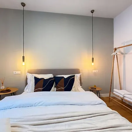 Cozy Forrest-side 2br Walking Distance From Old Town - Free Parking & Patio Braşov