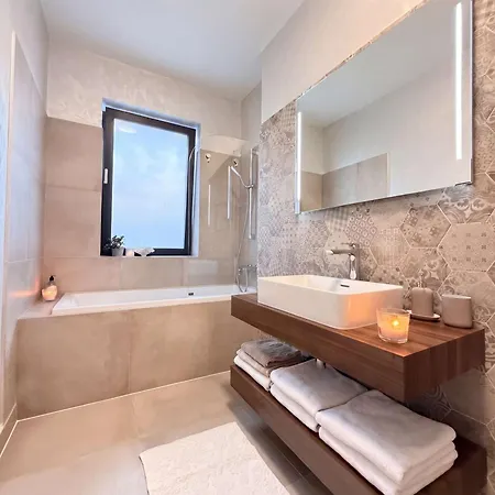 Cozy Forrest-side 2br Walking Distance From Old Town - Free Parking & Patio Appartamento *