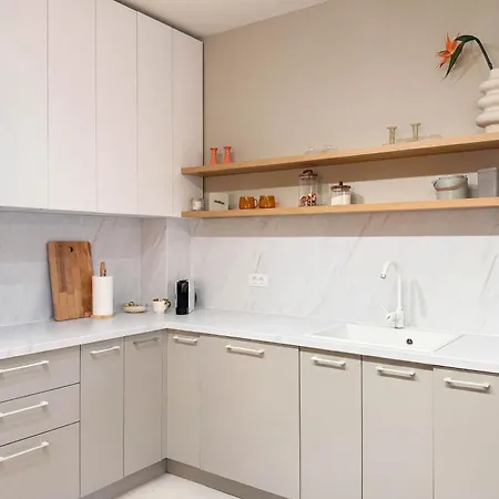 Cozy Forrest-side 2br Walking Distance From Old Town - Free Parking & Patio *