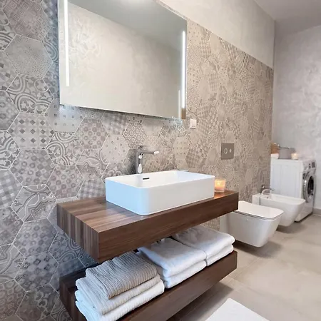 Cozy Forrest-side 2br Walking Distance From Old Town - Free Parking & Patio Appartamento Braşov